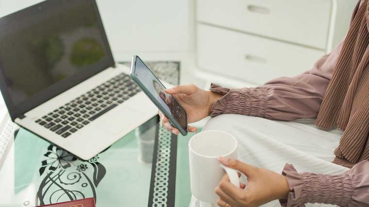 ノートパソコンとタブレットでオンライン相談を受けている様子