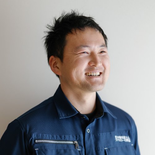 笑顔で立つ代表の馬場保孝